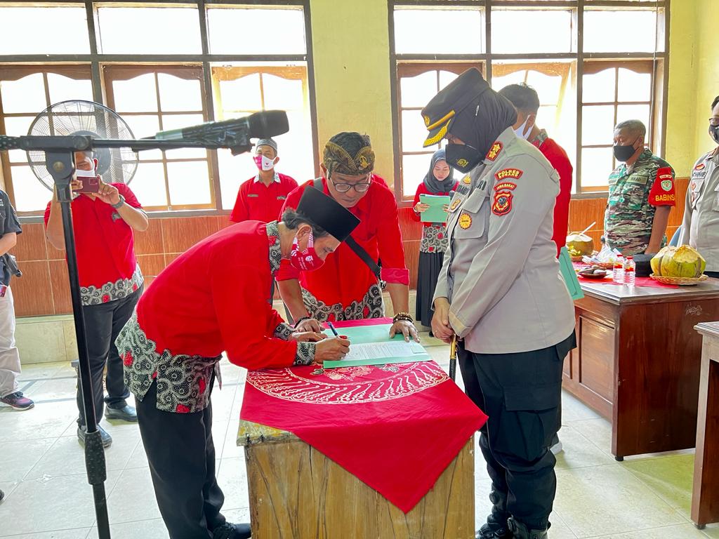 Kapolres Subang Lantik dan Kukuhkan Ketua Satkamling Tingkat RW se-Desa Mekarjaya Kecamatan Compreng