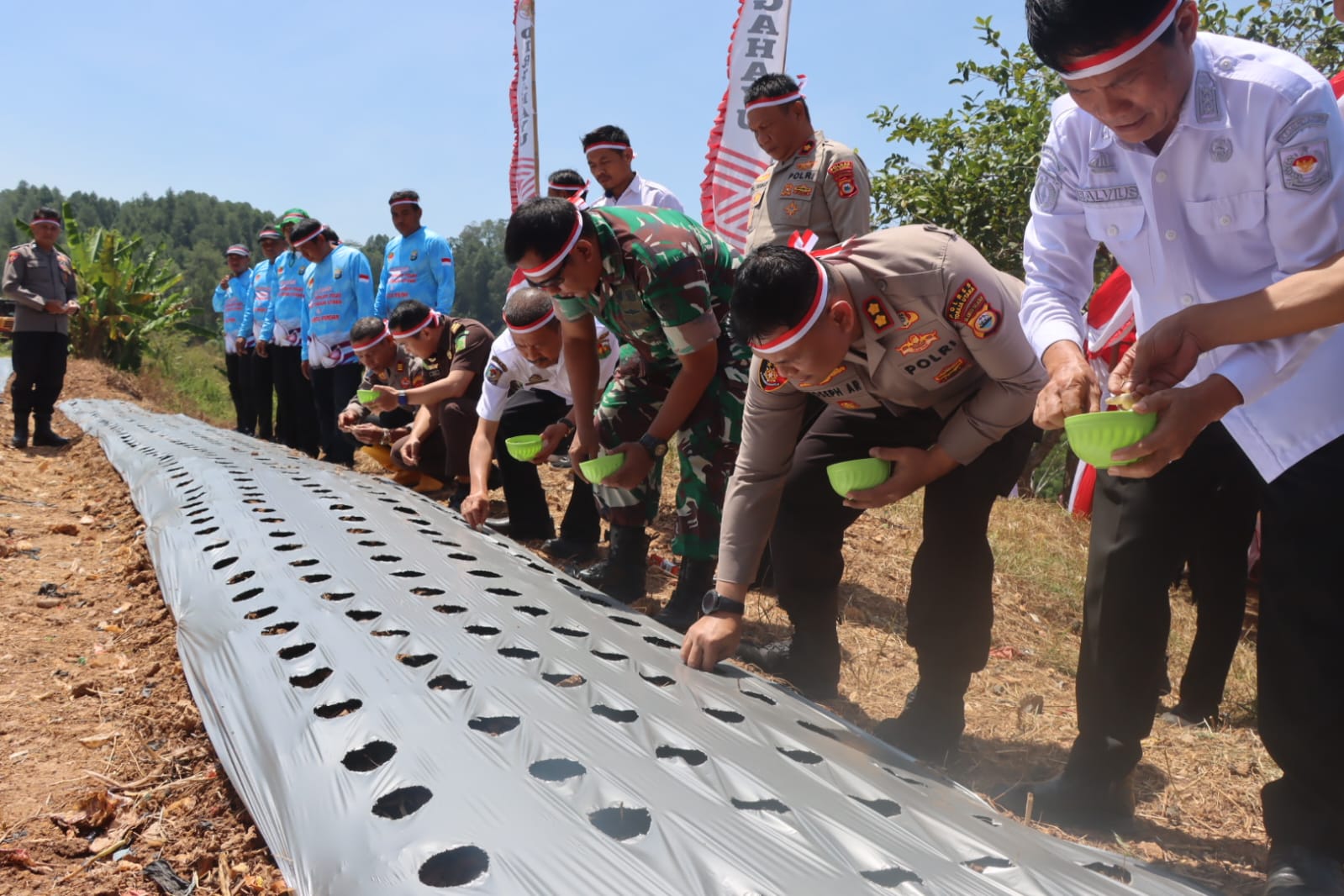 Kapolres Toraja Utara Hadiri Penanaman Serentak Bawang Putih dan Ground Breaking Gudang Ketahanan Pangan Polri, Dukung Percepatan Swasembada Nasional