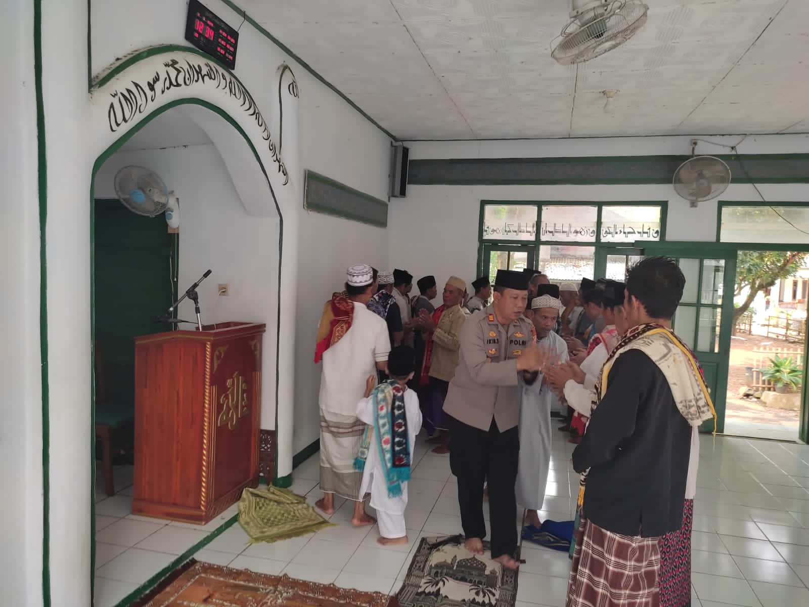 Kapolsek Cibogo Ajak Jemaah Sholat Untuk Bersama-sama Jaga Kamtibmas