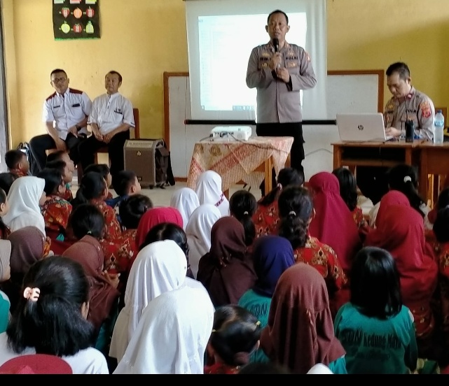 Kapolsek Cibogo Berikan Arahan Kamtibamas Kepada Siswa SD Kedung Maya Sadwarna