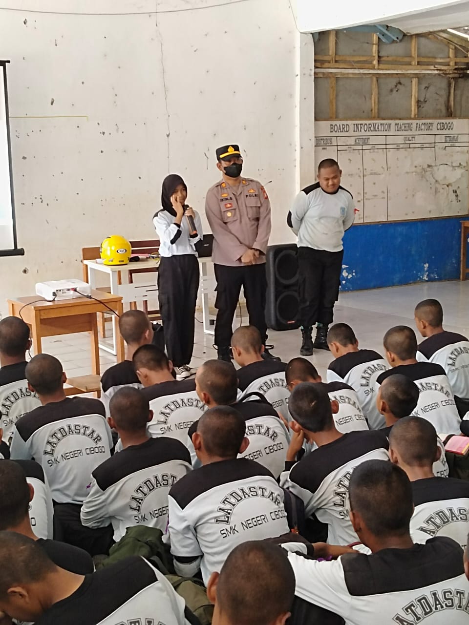 Kapolsek Cibogo Berikan Arahan Tertib Berlalulintas Siswa-Siswi SMK Negeri Cibogo