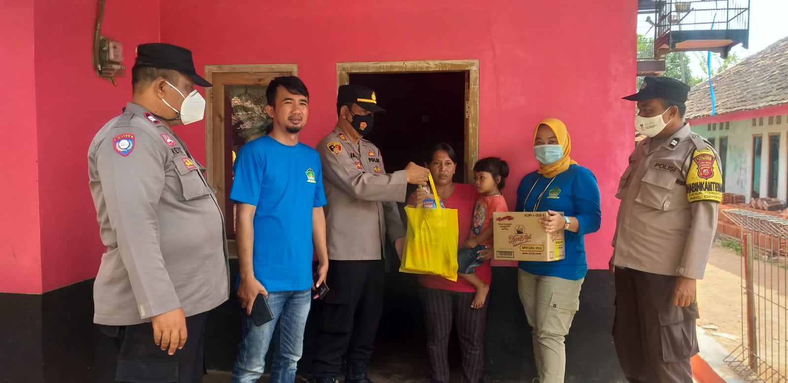 Kapolsek Cibogo Berikan Sembako Dalam Giat Stunting Anak Asuh