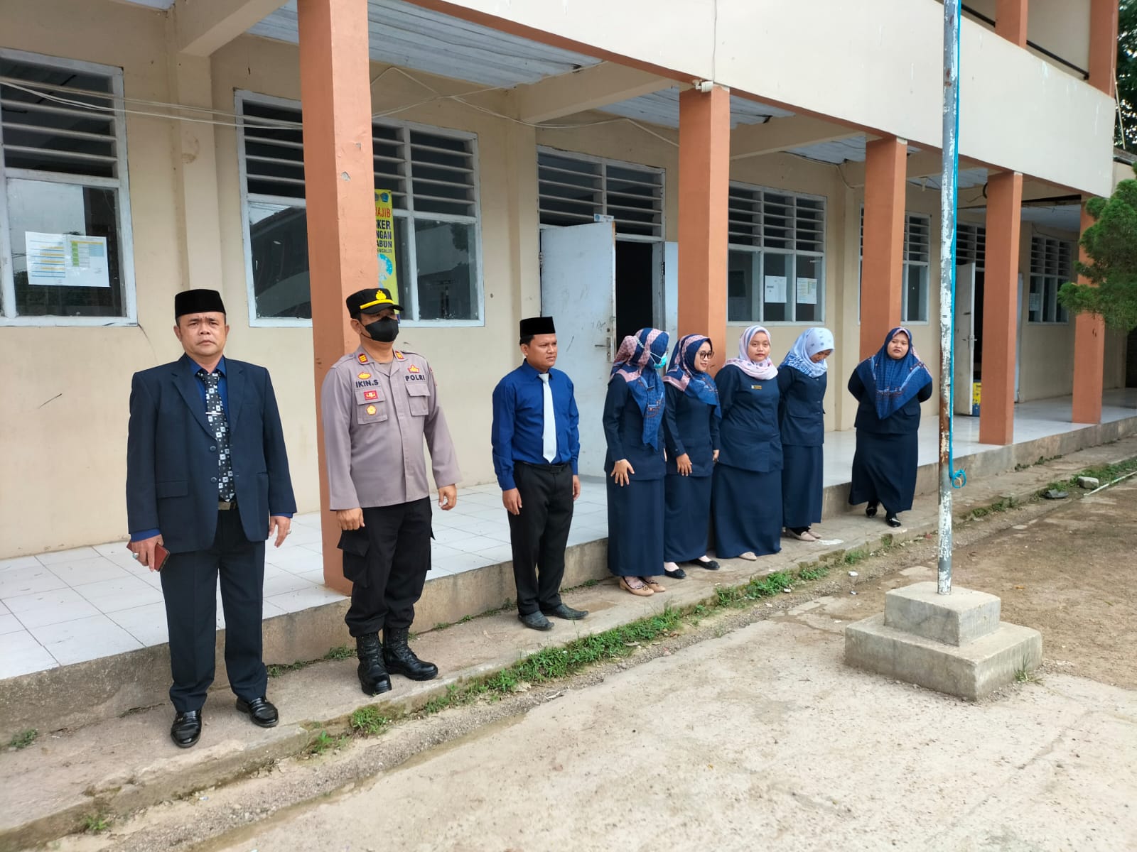 Kapolsek Cibogo Jadi Pembina Upacara Di SMP Cinta Bangsa Dan SMK Yayasan Riyadul jannah