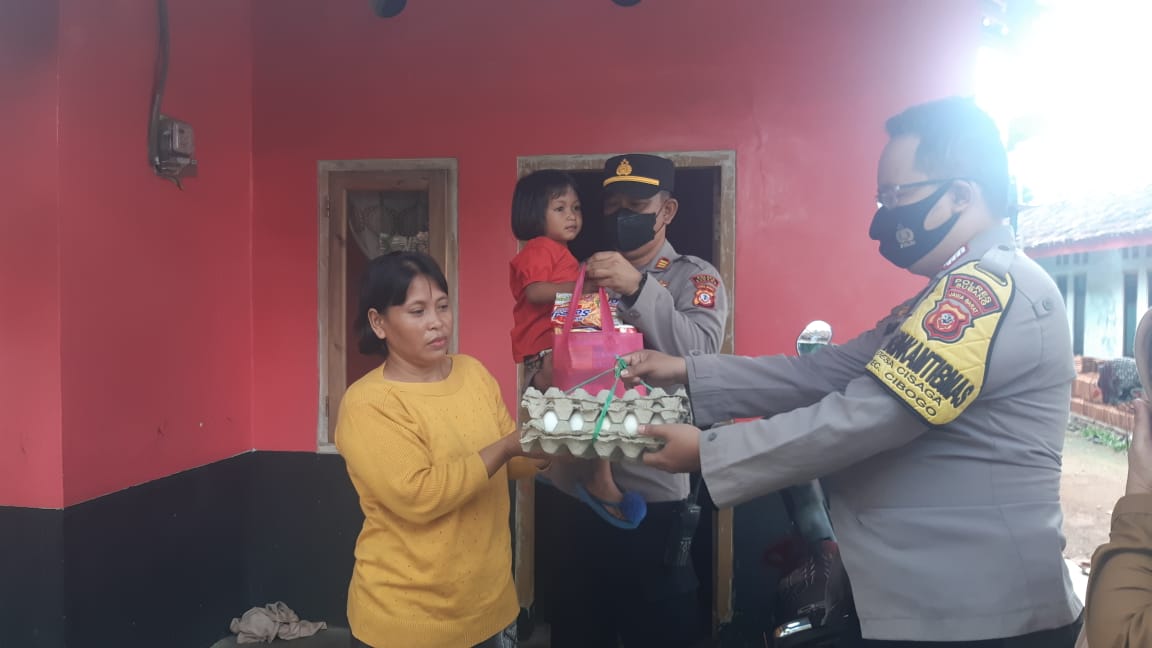 Kapolsek Cibogo Laksanakan Giat Stunting Anak Asuh Di Desa Cisaga