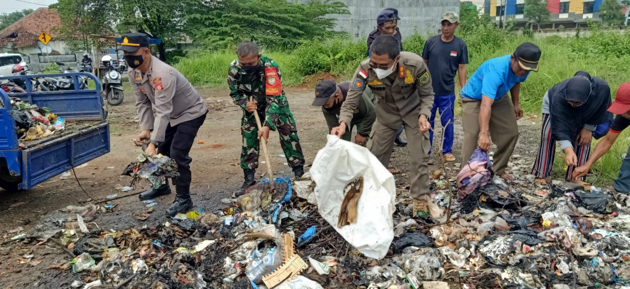 Kapolsek Cibogo Laksanakan Korve  Pembersihan Tumpukan Sampah Di Sepanjang Jalur Cipaku