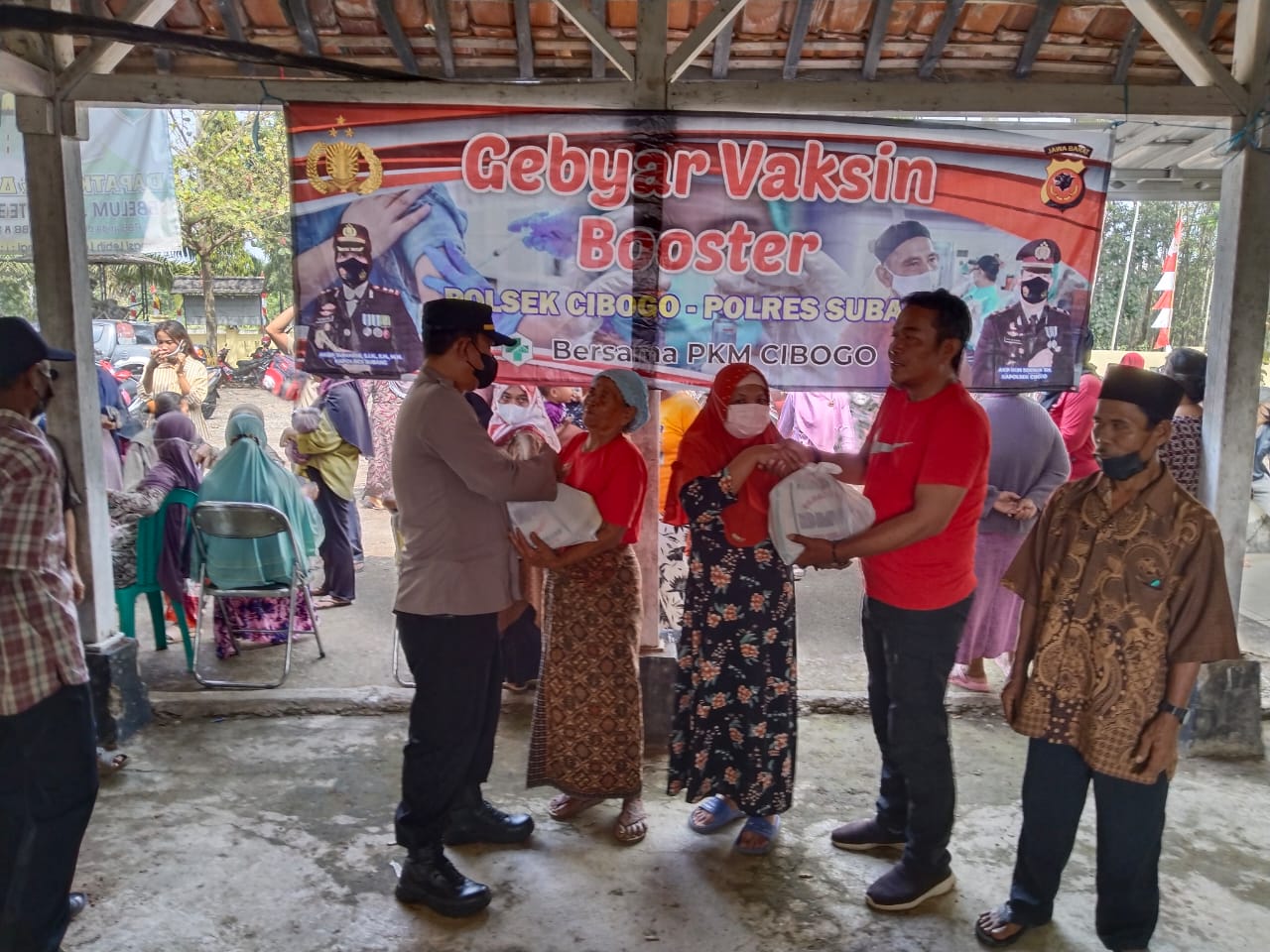 Kapolsek Cibogo Monitoring Kegiatan Vaksinasi Di Desa Padaasih