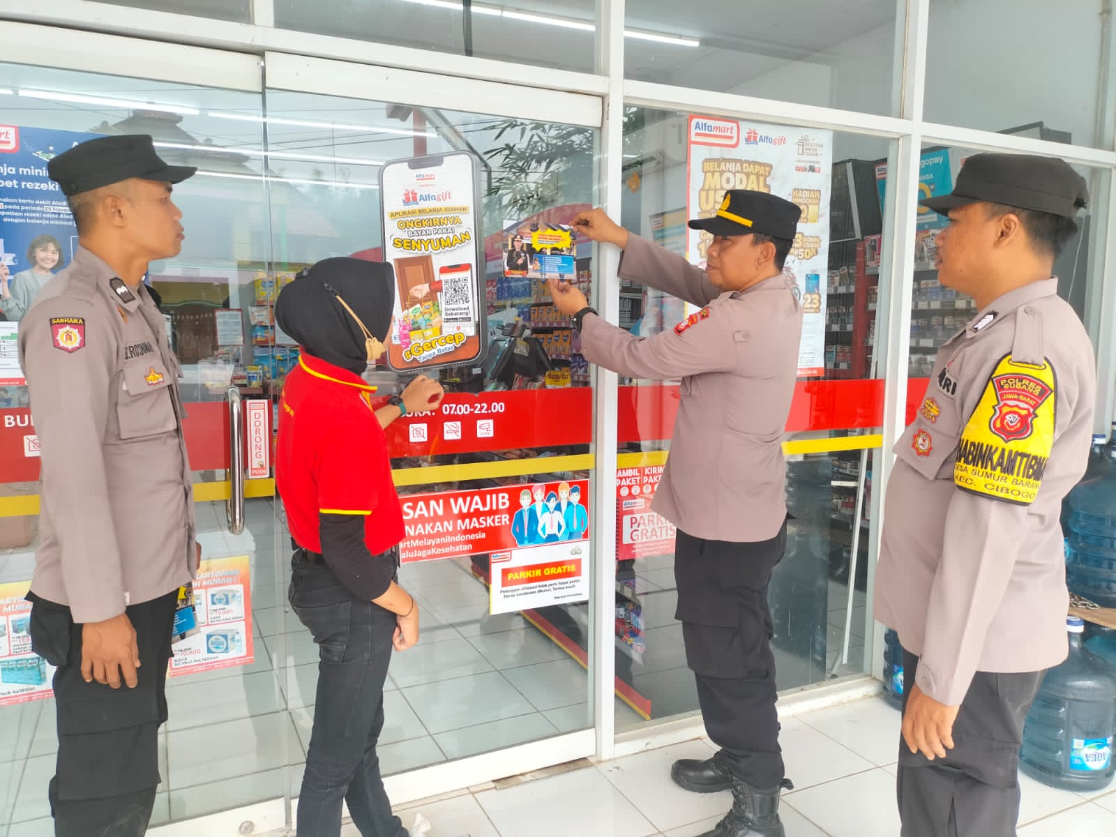 Kapolsek Cibogo Pimpin Giat Pemasangan Sticker Himbauan Kamtibmas