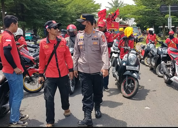 Kapolsek Cibogo Pimpin Pengawalan Dan Pengamanan Aksi Unjuk Rasa