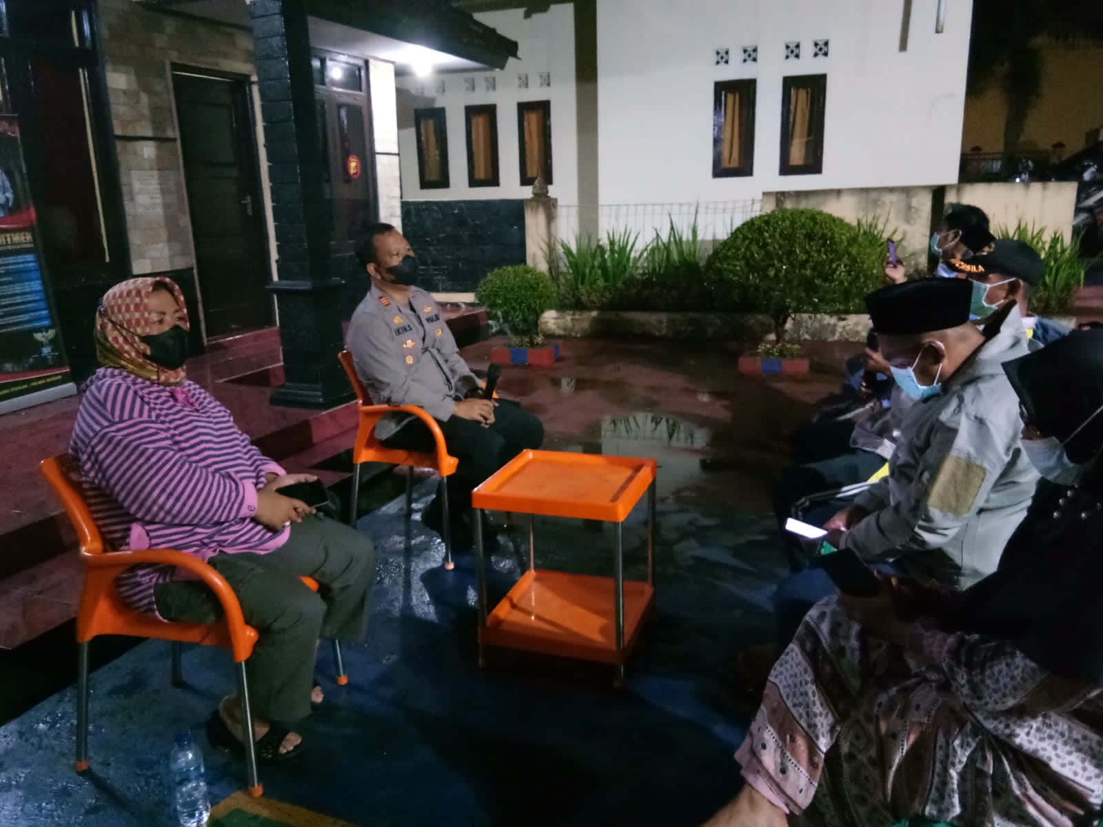Kapolsek Cisalak Isi Acara Malam Mingguan Bersama Kades Cigadog Dan Ketua RT. / RW.  Untuk Dongkrak Pencapaian Vaksinasi Desa Cigadog