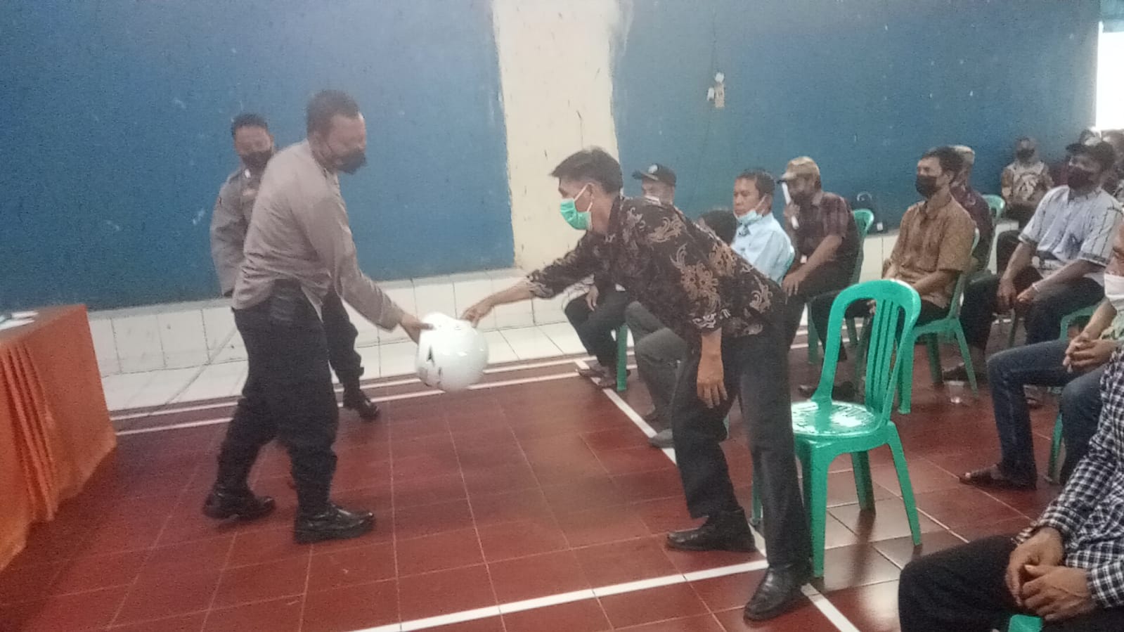 Kapolsek Cisalak Minta Data Yang Real Tentang Vaksinasi Warga Desa Pakuhaji