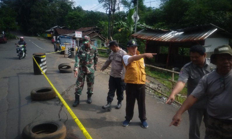 Kapolsek Cisitu Lakukan Pengamanan Lalu Lintas dilokasi Jalan Amblas Di Tanjakan Eba