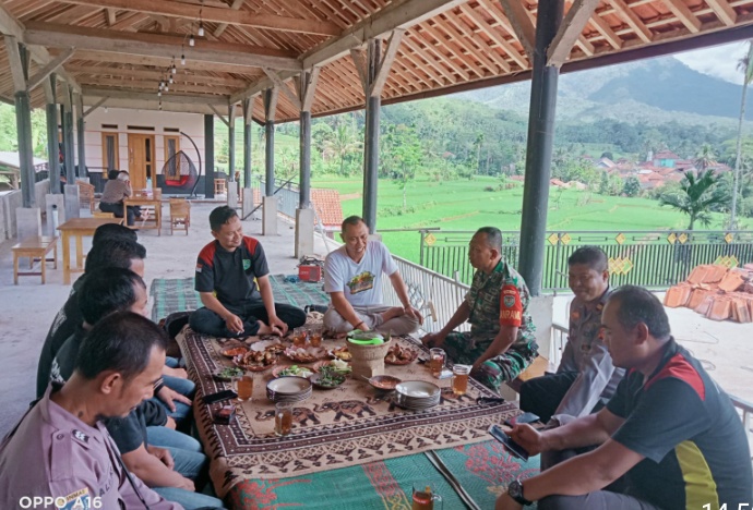 Kapolsek, Danramil 0505, Bersama FORKOPINCAM Kecamatan Tanjungsiang ISOMA bersama Di RM Saung Katineung Cimanggu