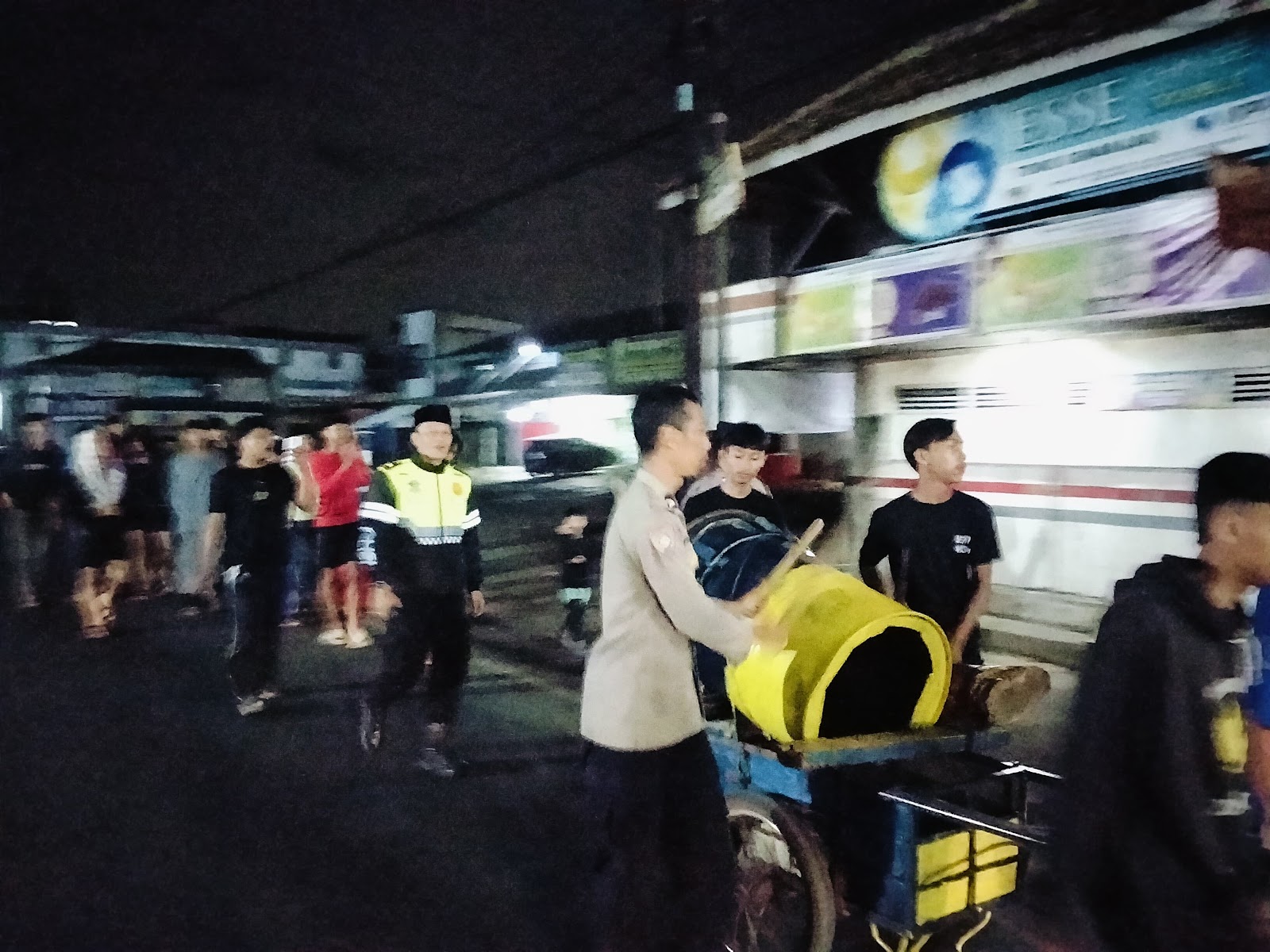 Kapolsek Jalan Cagak Pimpin Patroli Biru Bangunkan Sahur Bersama Warga, Wujudkan Rawatib Ramadhan Wajib Tertib