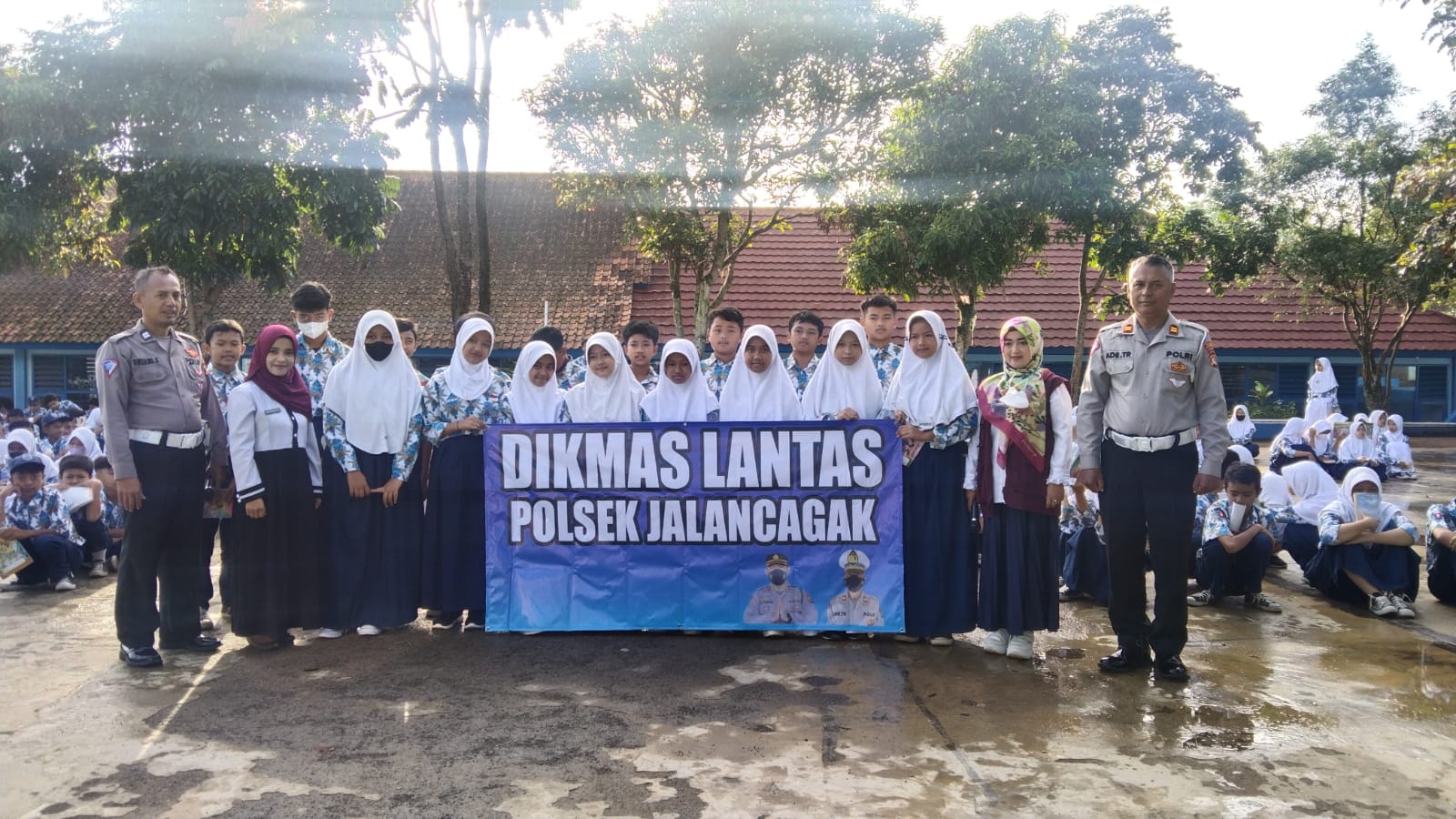 Kapolsek Jalancagak Melakukan penyuluhan Dikmas Lantas Dan Bahaya Narkoba Di SMPN 1 Ciater