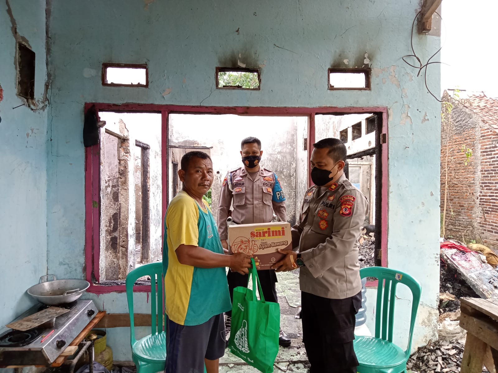 Kapolsek  Pabuaran Berikan Bantuan Sembako