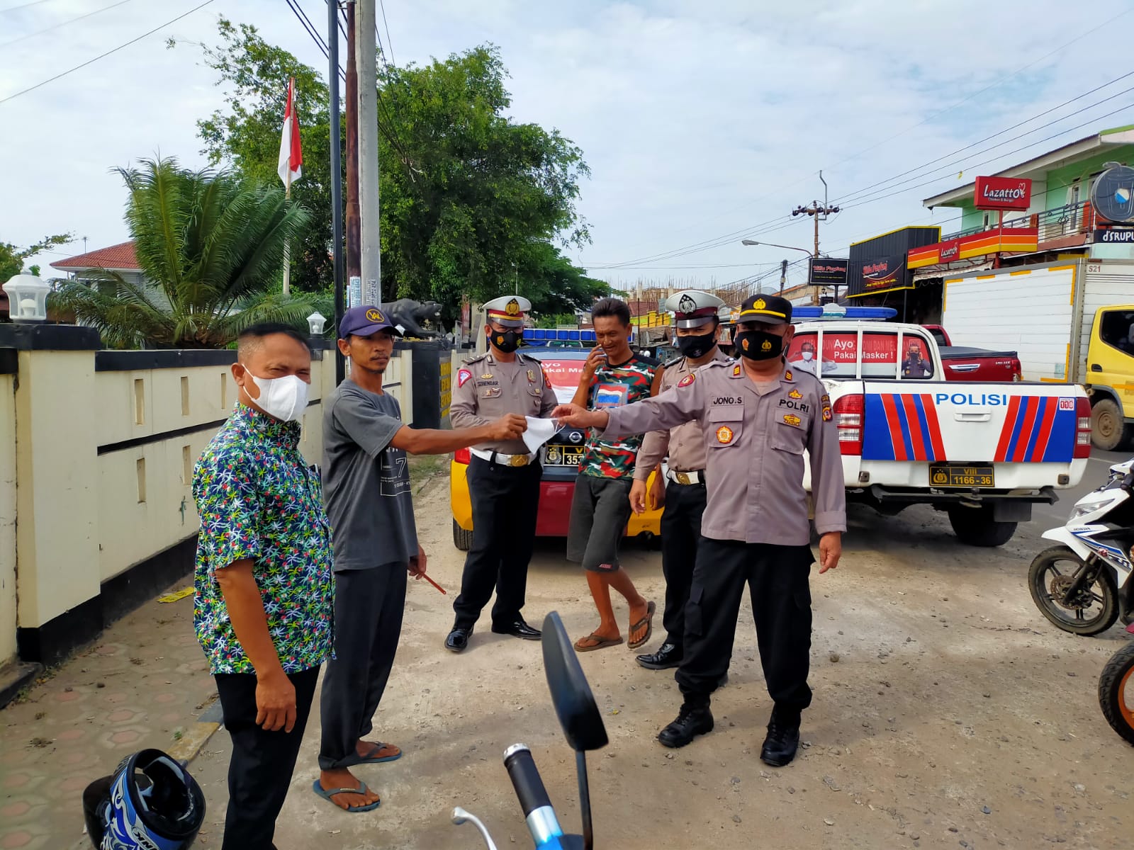 Kapolsek Pagaden Pimpin Kegiatan Pembagian Masker Massal