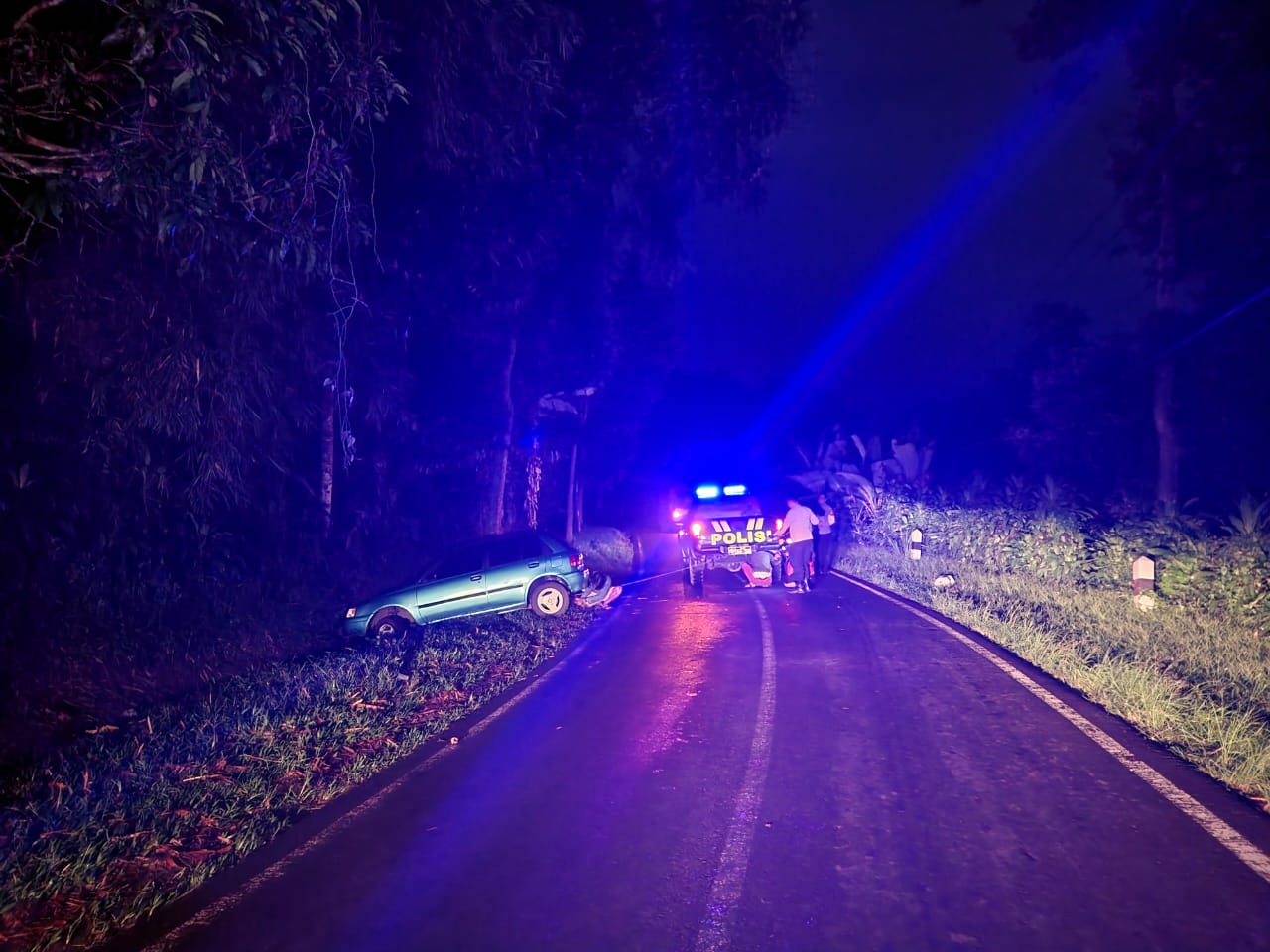 Kapolsek Sagalaherang Bantu Evakuasi Mobil Tergelincir Di Perbatasan Subang-Wanayasa