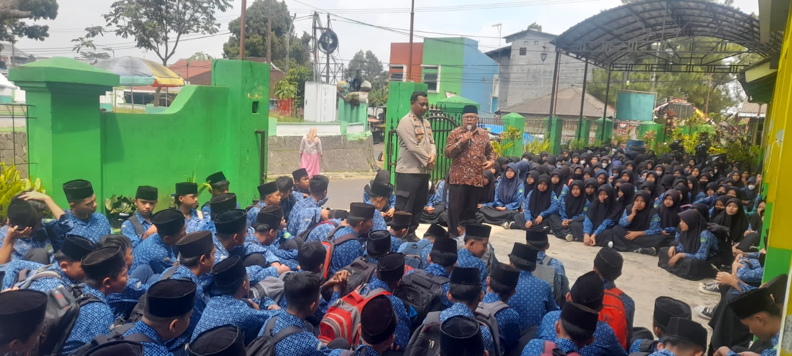 Kapolsek Sagalaherang Memberikan Penyuluhan  Terhadap Pelajar Tentang Kenakalan Remaja Dan Penggunaan Medsos Secara Bijak