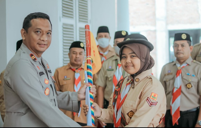Kapolsek Sagalaherang sebagai Ketua Gerakan Pramuka Kwartir Ranting Sagalaherang melepas Kontingen LT III