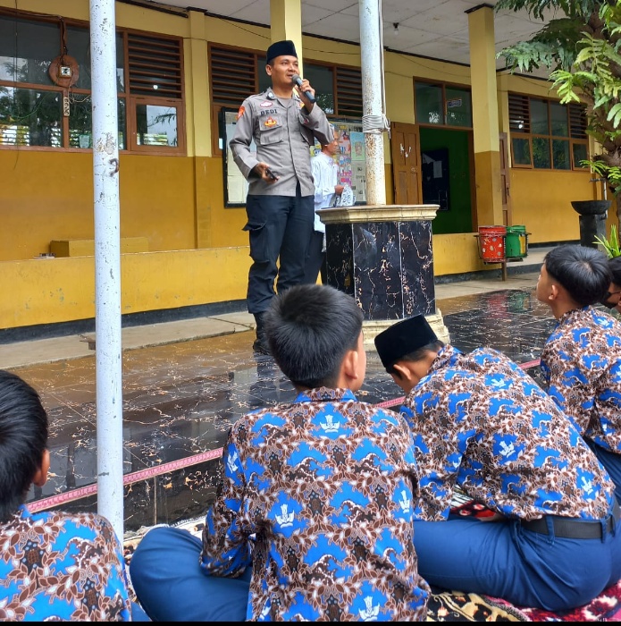 Kapolsek Tanjungsiang Ajak Siswa SMPN 1 Tertib Berlalu Lintas dan Jauhi Narkoba