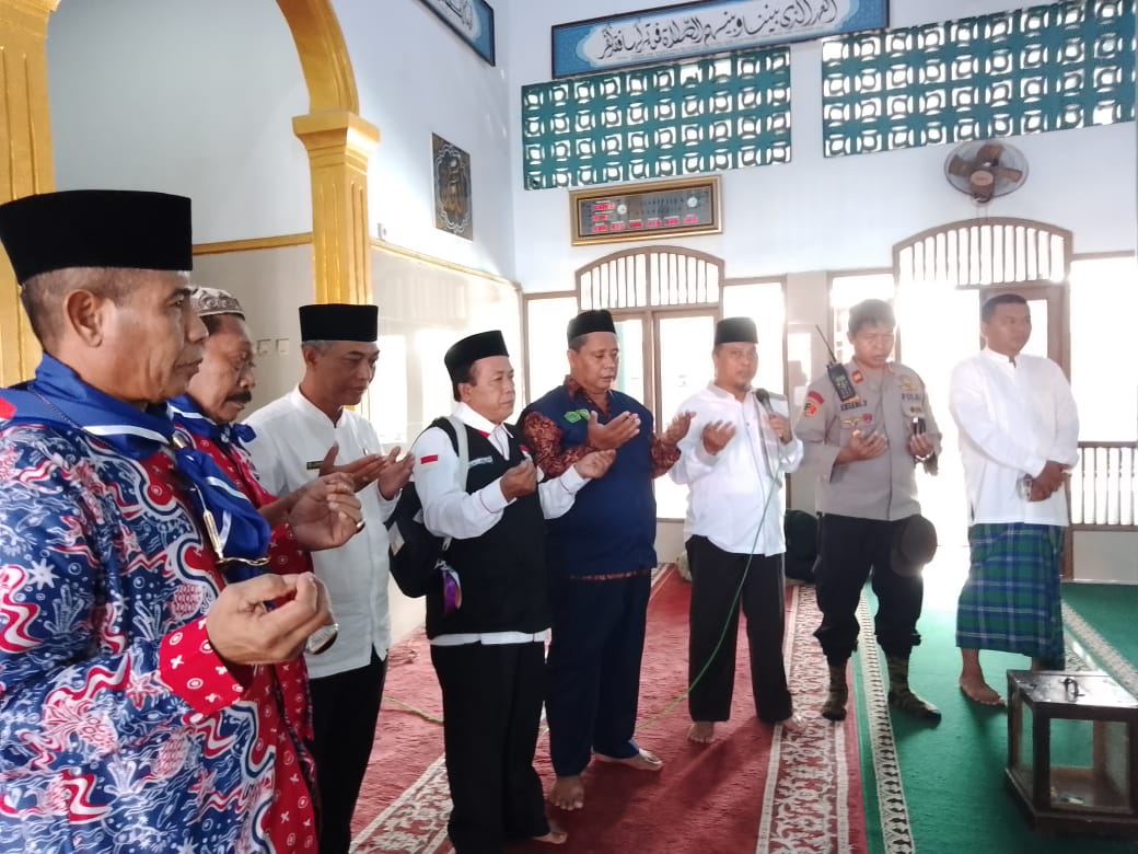 Kapolsek Tanjungsiang Bersama FORKOPINCAM Kecamatan Tanjungsiang Lepas Keberangkatan Calon Jema'at Haji Kecamatan Tanjungsiang Tahun 2023 M / 1444 H