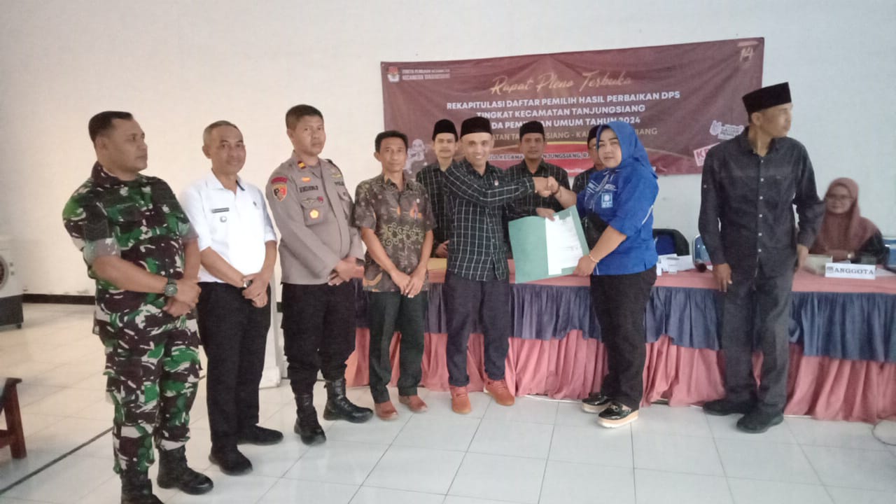 Kapolsek Tanjungsiang Bersama Forkopincam Menghadiri Rapat Pleno Terbuka Rekapitulasi Daftar Pemilih hasil Perbaikan Data (DPSHP) Pemilu 2024 Tingkat Kecamatan Tanjungsiang