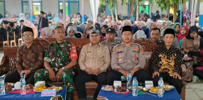 Kapolsek Tanjungsiang Bersama Forkopincam Kecamatan Tanjungsiang Menghadiri Pelepasan Siswa/Siswi Kelas IX MTs Tanjungsiang Dan Kelas XII SMA Budjemak Tanjungsiang Tahun Ajaran 2022/2023
