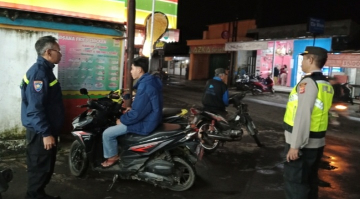 KAPOLSEK TANJUNGSIANG GIATKAN PATROLI DIALOGIS DAN HIMBAUAN KAMTIBMAS KEPADA WARGA MASYARAKAT TANJUNGSIANG