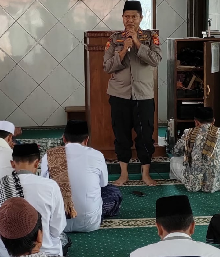Kapolsek  Tanjungsiang hadir di Mesjid Babussalam untuk jumling dan menerima curhatan warga Desa Sindanglaya