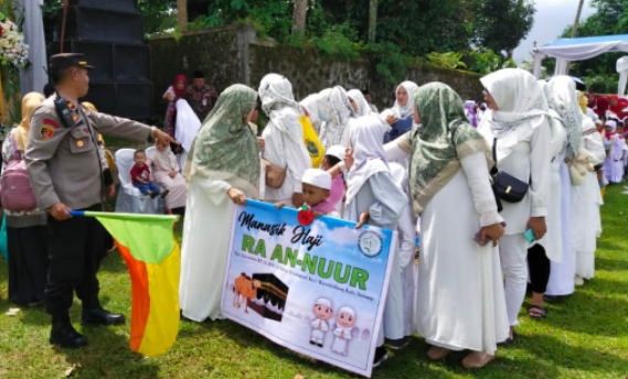 Kapolsek Tanjungsiang Hadiri Peragaan Manasik Haji Anak RA, PC IGRA Subang Selatan dan Kecamatan Cipeundeuy, Pabuaran Kabupaten Subang