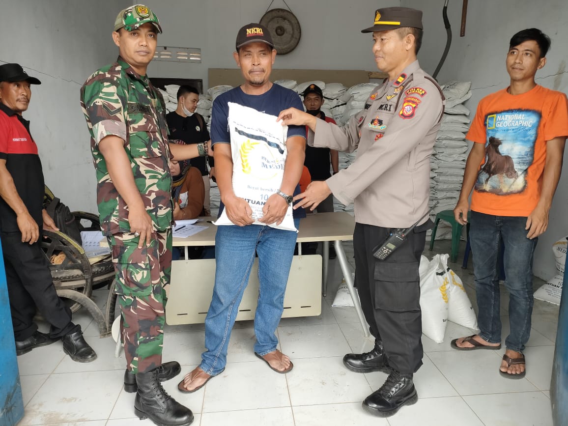 Kapolsek Tanjungsiang Kolaborasi dengan Danramil 0505 Tanjungsisng Monitoring Pendampingan Pendistribusian Bantuan  Ketahanan Pangan