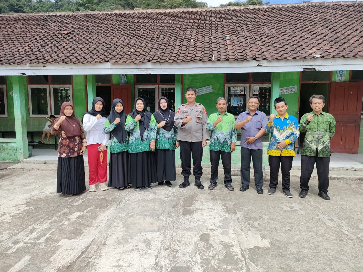 Kapolsek Tanjungsiang Laksanakan Kegiatan Silaturahmi & Binluh Ke Sekolah MI AL IFTIROS