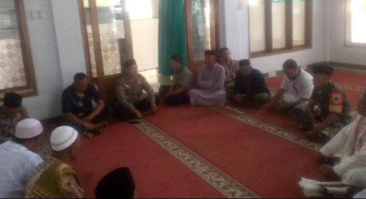 Kapolsek Tanjungsiang melaksanakan Ju'mat Curhat di Mesjid Jami Al-Ikhlas Dusun Nangkod
