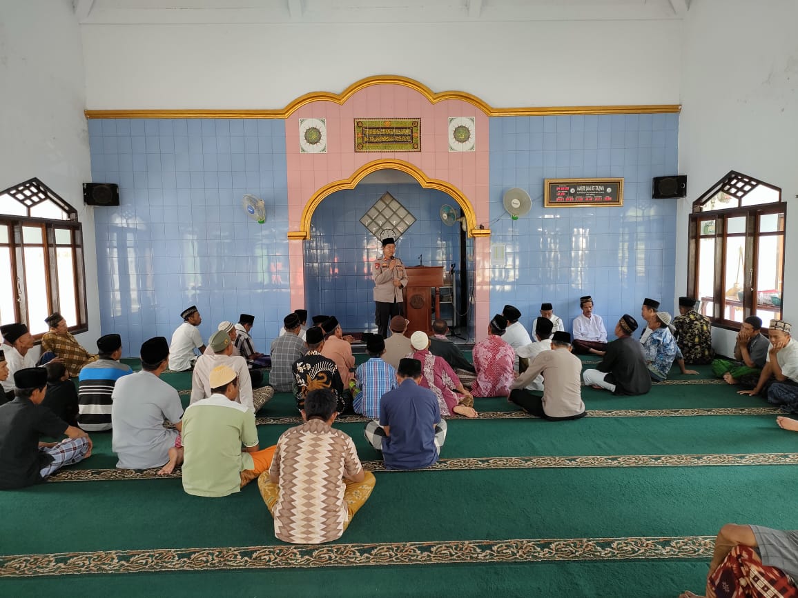 Kapolsek Tanjungsiang melaksanakan Jum'at Curhat di Mesjid Jami AT -TAQWA Sampaikan Himbauan Kamtibmas