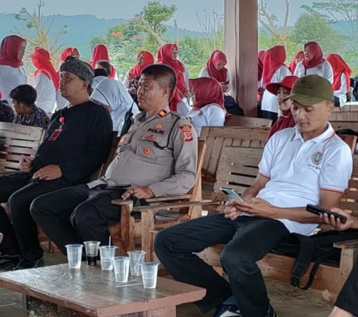Kapolsek Tanjungsiang Menghadiri Kegiatan Menyambut HUT PGRI Ke-77 Dan HGN Yang Diselenggarakan PGRI Cabang Tanjungsiang