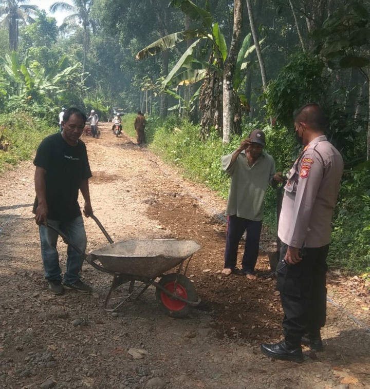 Kapolsek Tanjungsiang Pantau Peningkatan Jalan Cimeuhmal - Rancamanggung