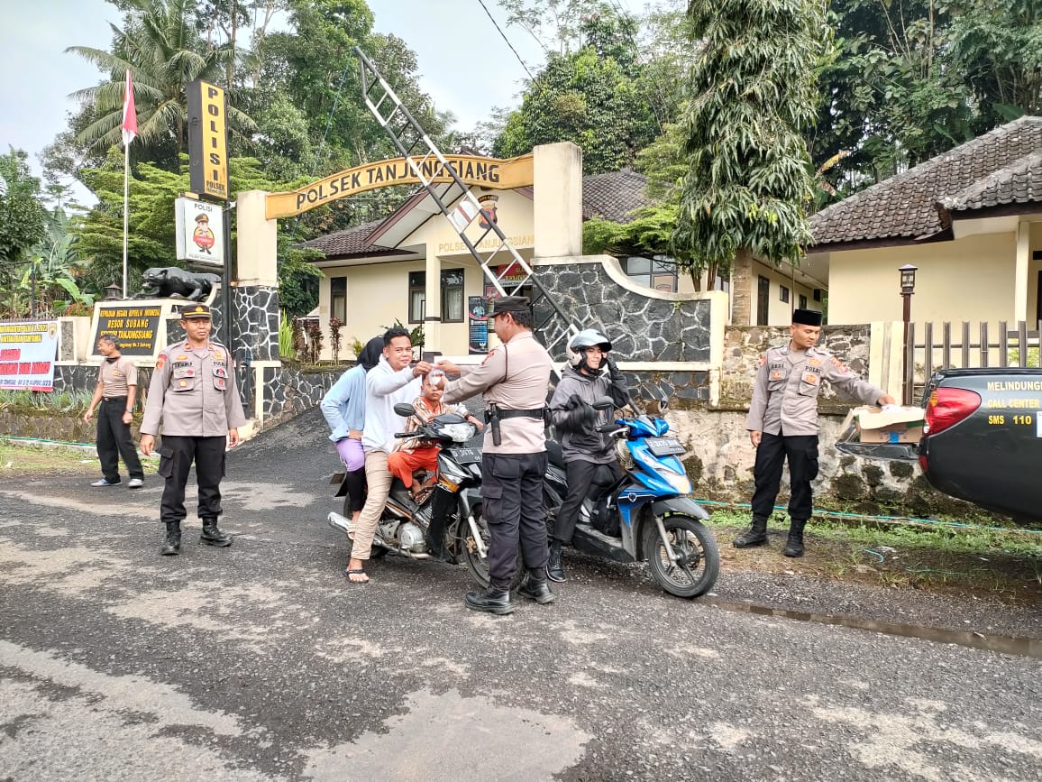 Kapolsek Tanjungsiang Pimpin Pembagian Takjil  Untuk Berbuka Puasa Bersama Anggota Polsek Tanjungsiang