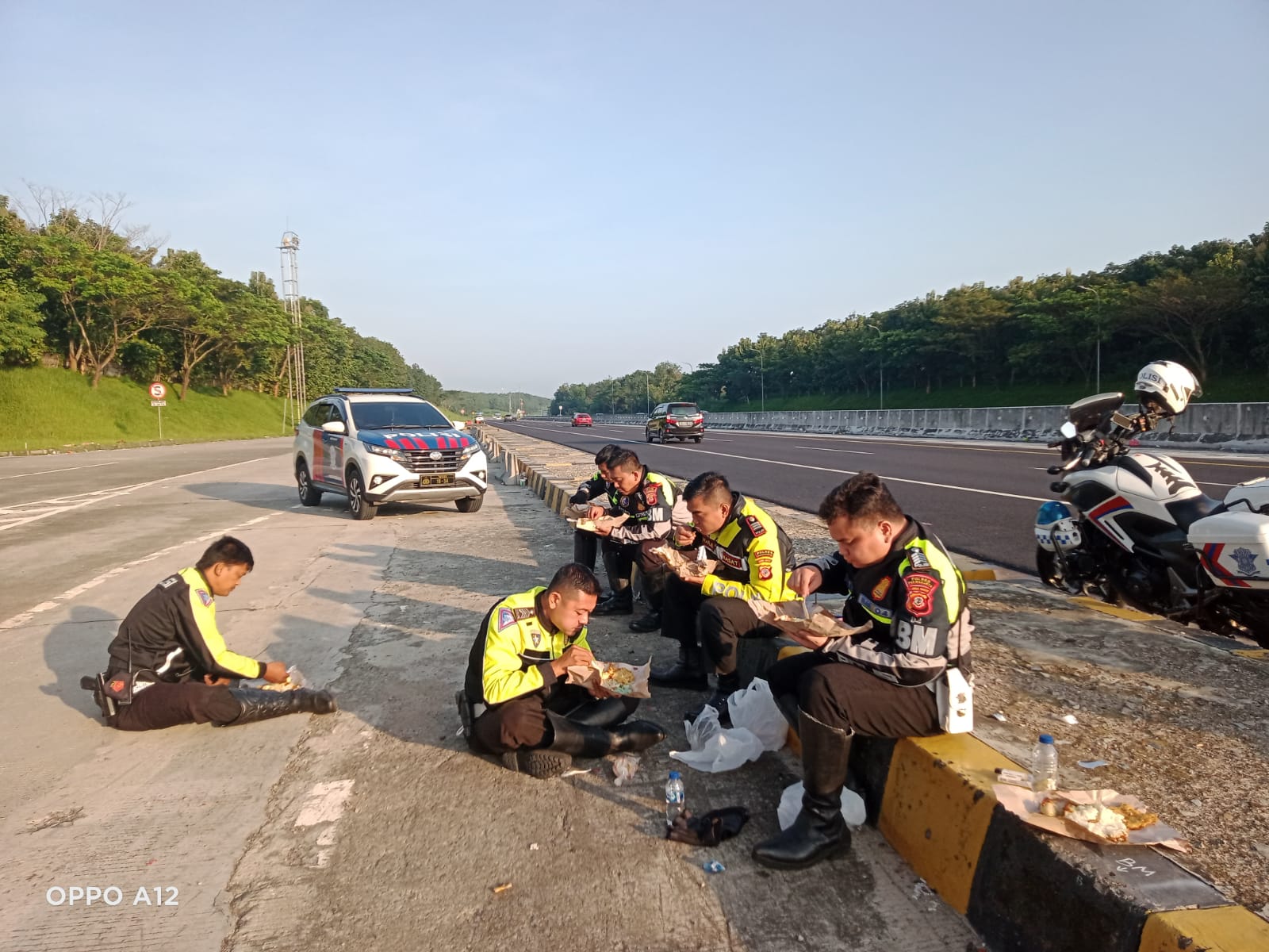 Kasat Lantas Polres Purwakarta Rela Makan Bersama Di pinggir Jalan Bersama Anggota Yang Bertugas