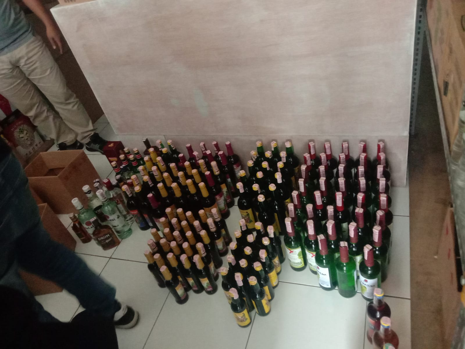 Kasat Narkoba Polres Subang Amankan Enam Tersangka dan 1.193 Botol Miras