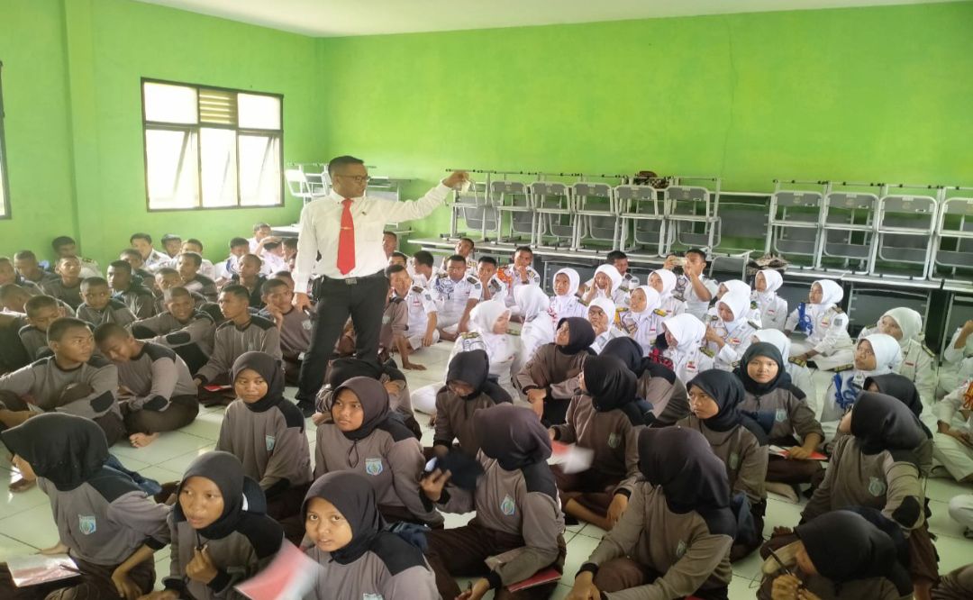 Kasat Narkoba Polres Subang Gelar Penyuluhan P4GN Bahaya Narkoba di SMKN 1 Ciasem