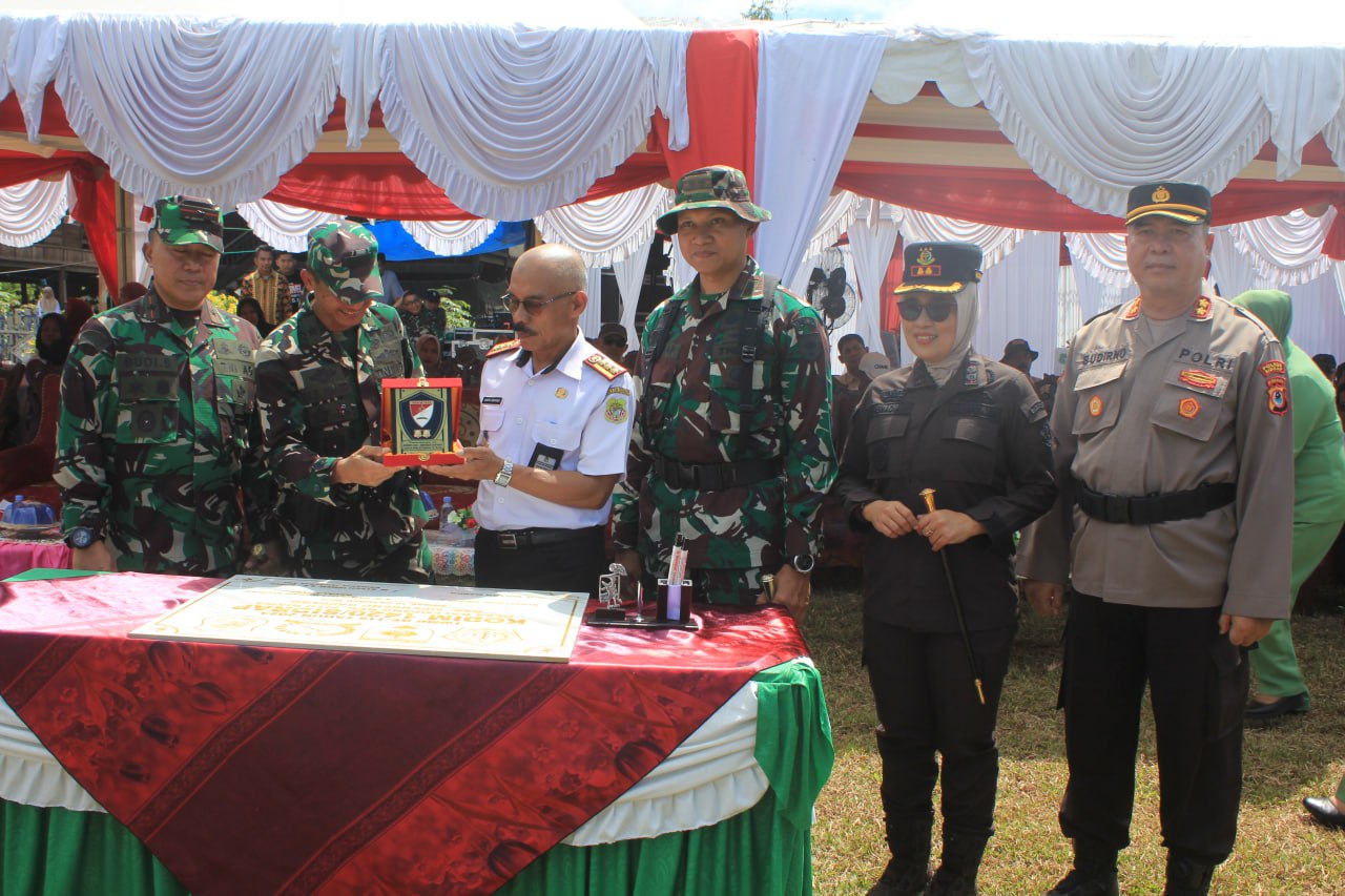 Kasdam XIV Hasanuddin Menutup dan Mengukuhkan Kemanunggalan TNI-Rakyat dalam TMMD Ke-118 Kodim 1420/Sidrap