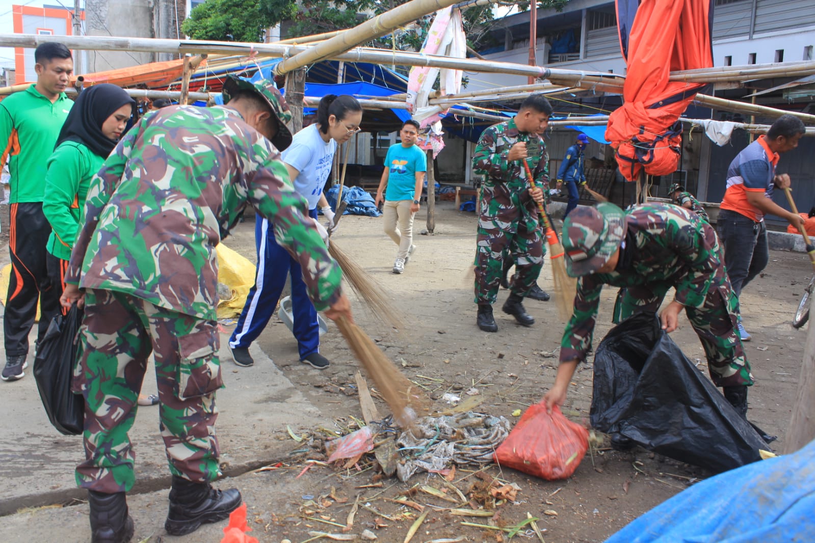 Kasdim 1420/Sidrap Pimpin Karya Bakti Serentak: Antisipasi Banjir dan Wabah Penyakit