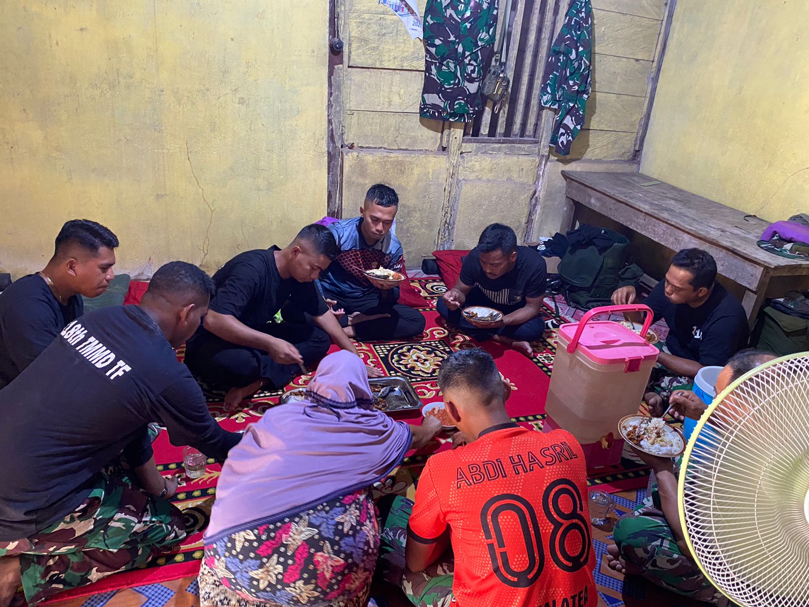 Kebersamaan Anggota Satgas TMMD Kodim Muna makan Siang di Rumah Orang Tua Asuh Seperti Keluarga Sendiri