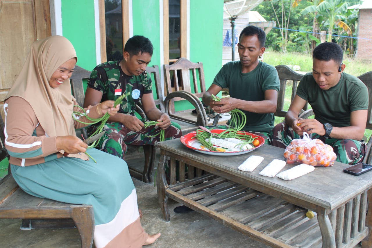 Kebersamaan Antara Anggota Satgas TMMD 123 Kodim 1416/Muna Bersama Orang Tua Asuh