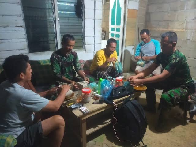 Kebersamaan Orang Tua Asuh Bersama Satgas TMMD 123 Kodim 1416/Muna Menjelang penutupan