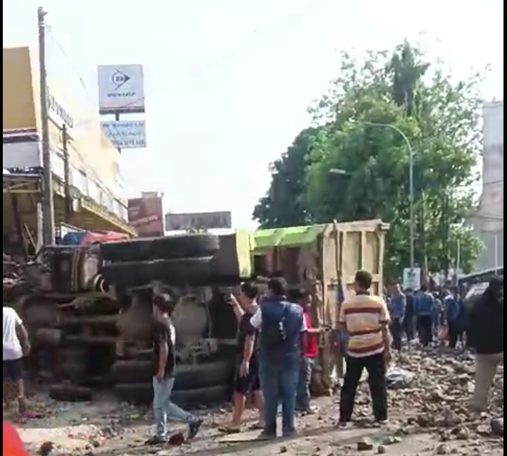 Kecelakaan Maut Kembali Terjadi Kali Ini Truk Material Proyek Tabrak 6 kendaraan Di JL Ahmad Yani Subang