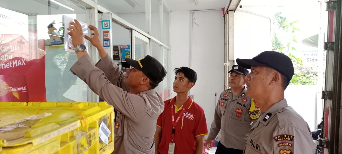 Kegiatan Pemasangan Sticker Himbauan Kamtibmas di Wilkum Polsek Cijambe