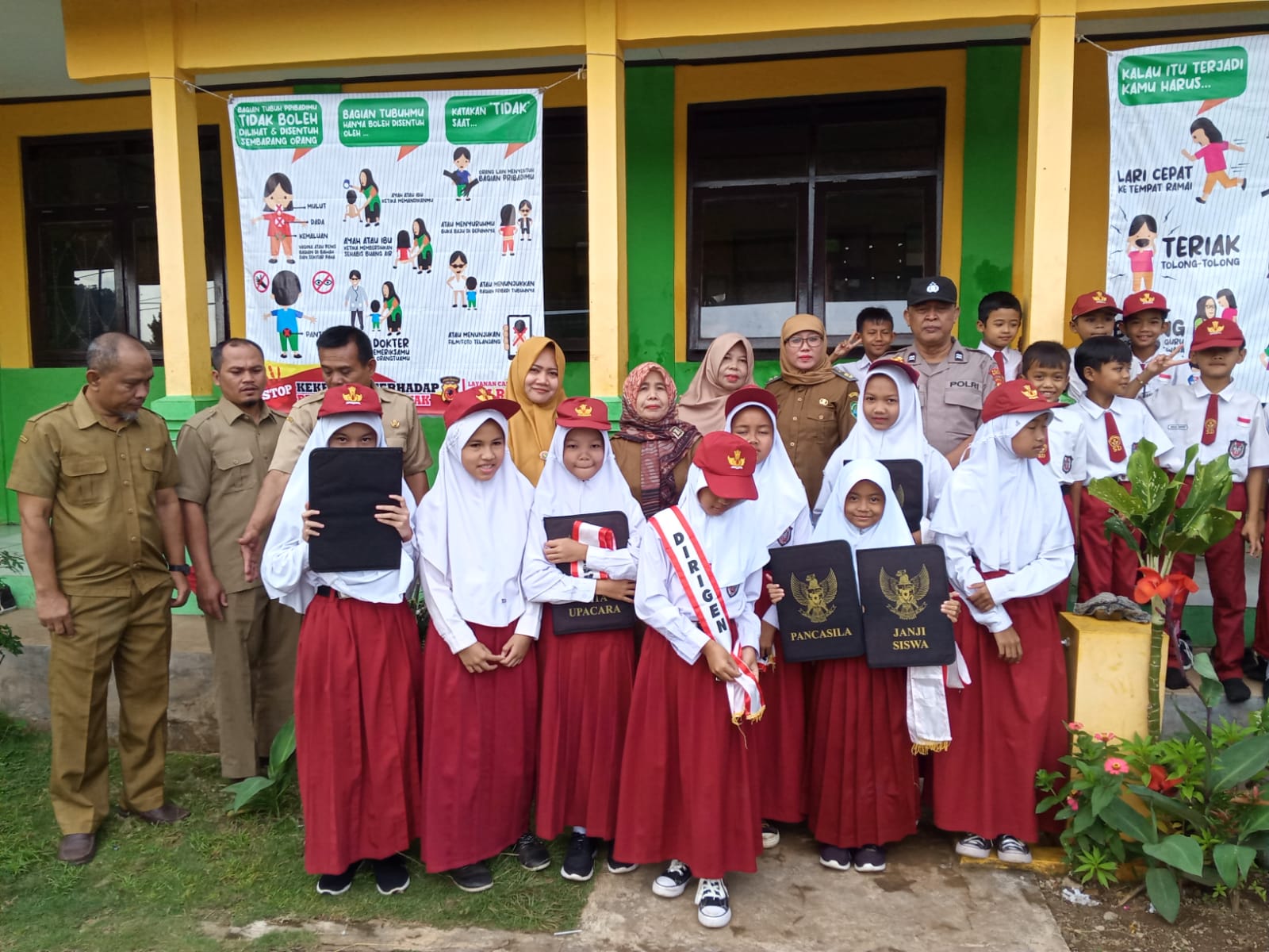 Kegiatan Pembina Upacara di SD Sulaksana  Desa  Cirangkong