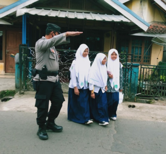 Kegiatan Protap Gatur Siang Unit Sabhara Polsek Tanjungsiang Antisipasi Kepulangan Anak Sekolah MTS Tanjungsiang