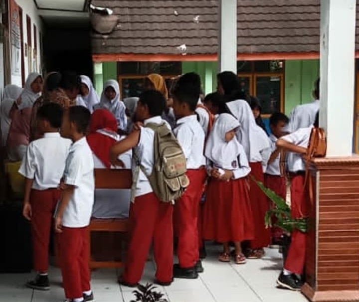 Kegiatan Vaksinasi Di SDN Mayang Cisalak
